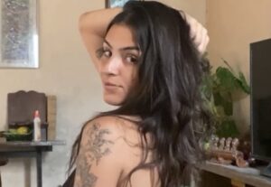 Eu vou dar voz feminina que conecta e vende ao seu vídeo em ...