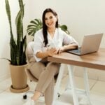 Eu vou fazer locução com Voz Feminina, Empática e Acolhedora