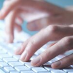 Eu vou digitar seus textos e áudios  Entrega Rápida