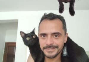 Eu vou Gravar um video do seu produto com meu gato preto