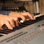 Eu vou gravar os teclados da sua música Profissionalmente.