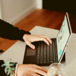 Eu vou digitar seus textos, documentos, áudios entrego em 24...