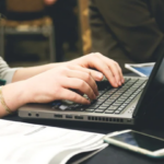 Eu vou criar textos, de acordo com o que você precisar.