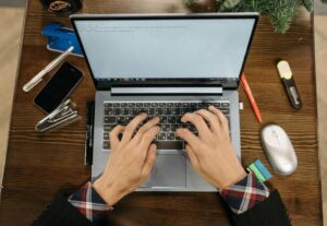 Eu vou fazer digitação profissional, PDF para Word e textos.
