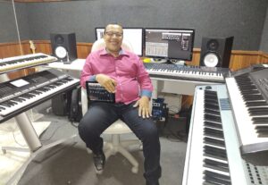 Eu vou Gravar a música comercial da sua loja ou produto.