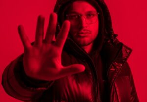 Eu vou criar 2 Flyers Animados com fotos de estúdio