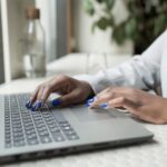 Eu vou digitar documentos e trabalhos rapidamente