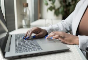 Eu vou digitar documentos e trabalhos rapidamente