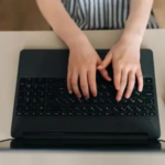 Eu vou digitar seu artigo e corrigir erros ortográficos