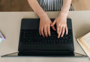 Eu vou digitar seu artigo e corrigir erros ortográficos