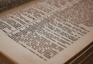 Eu vou traduzir seu texto curto em inglês ou espanhol