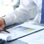 Eu vou revisar quaisquer contratos de aluguéis, dentre outro...