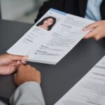 Eu vou fazer o seu currículo te garantir um emprego
