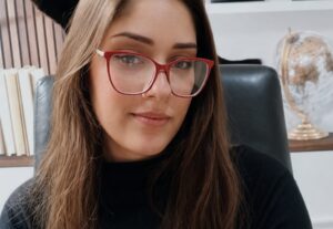 Eu vou gravar seu texto em áudio com voz feminina profission...
