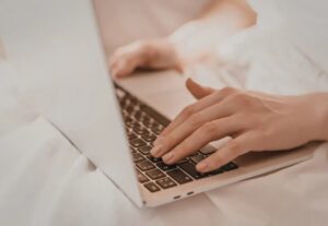 Eu vou digitar seus textos, PDFs e transcrevo áudios