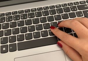 Eu vou digitar seus textos e documentos.